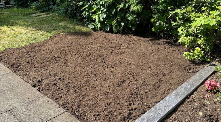 Grau gepflasterter Boden mit einem geometrischen Muster aus Rechtecken.