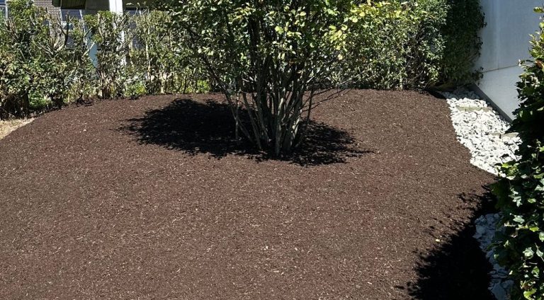 Grau gepflasterter Boden mit einem geometrischen Muster aus Rechtecken.